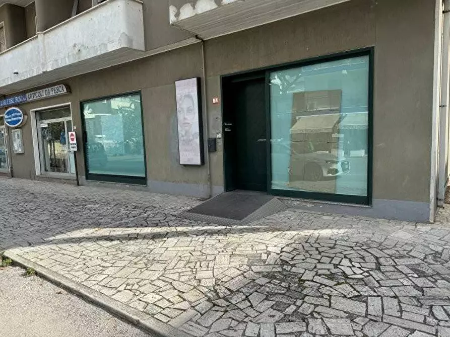 Immagine 1 di Locale commerciale in affitto  in via trieste a Alba Adriatica