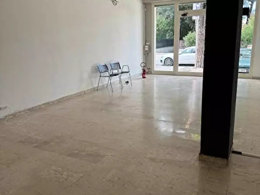 Immagine 3 di Locale commerciale in affitto  in viale mazzini a Alba Adriatica