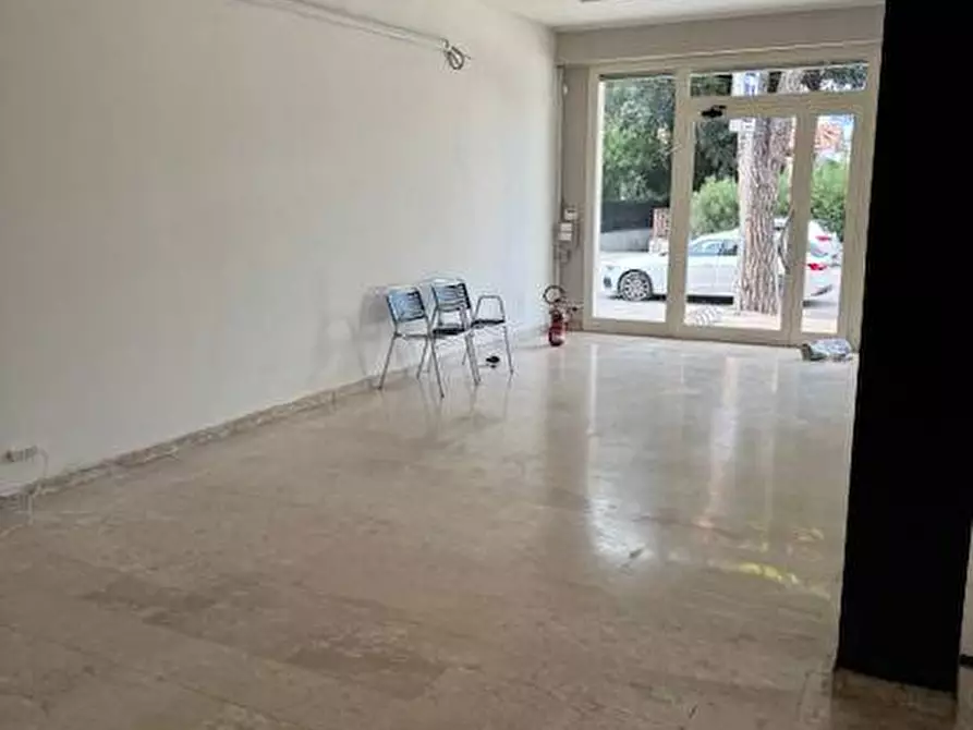 Immagine 2 di Locale commerciale in affitto  in viale mazzini a Alba Adriatica