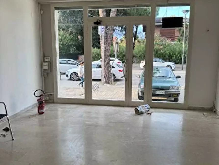 Immagine 1 di Locale commerciale in affitto  in viale mazzini a Alba Adriatica