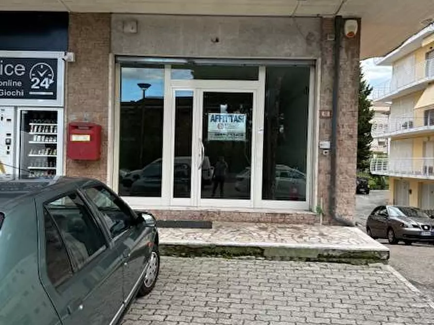 Immagine 19 di Locale commerciale in affitto  in viale mazzini a Alba Adriatica