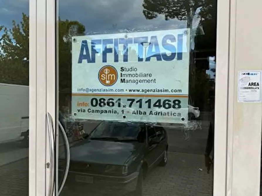 Immagine 20 di Locale commerciale in affitto  in viale mazzini a Alba Adriatica