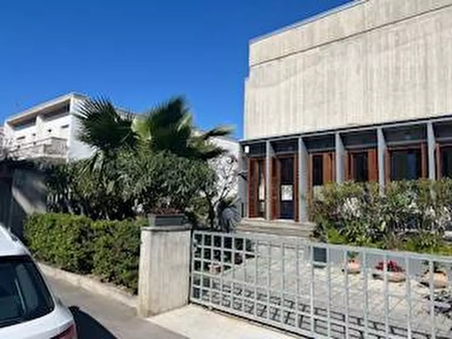 Immagine 1 di Villa in vendita  in VIALE MAZZINI 63 a Alba Adriatica