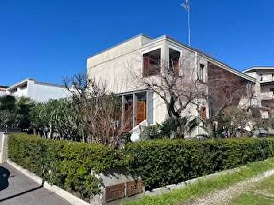 Immagine 3 di Villa in vendita  in VIALE MAZZINI 63 a Alba Adriatica