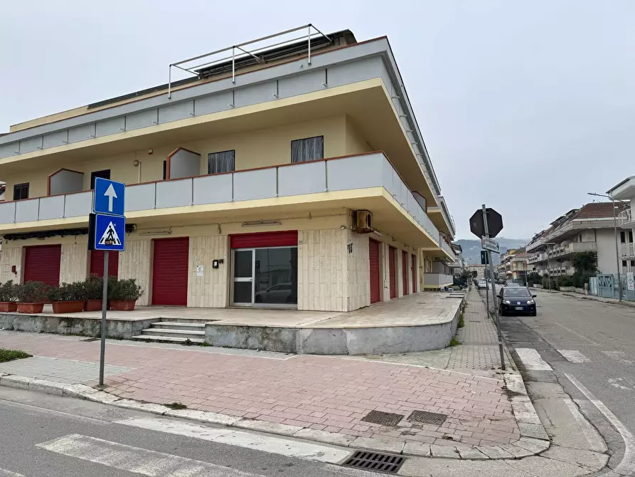 Immagine 2 di Locale commerciale in vendita  in VIA IGNAZIO SILONE 80 a Martinsicuro