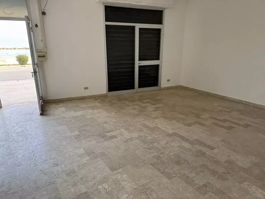 Immagine 15 di Locale commerciale in vendita  in VIA IGNAZIO SILONE 80 a Martinsicuro