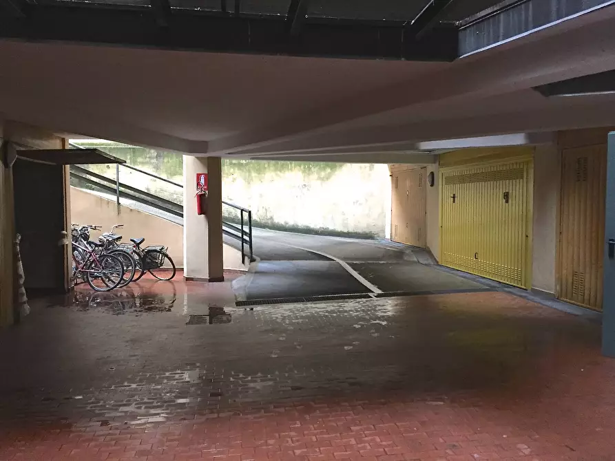 Immagine 10 di Box auto in affitto  in Via Francesco  Petrarca 7 a Milano