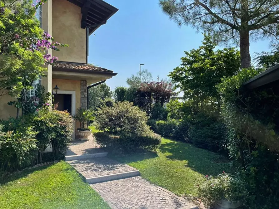 Immagine 4 di Villa in vendita  in Vicina a Desenzano Del Garda
