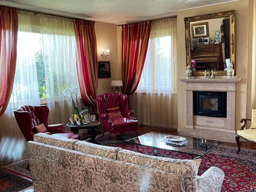 Immagine 9 di Villa in vendita  in Vicina a Desenzano Del Garda