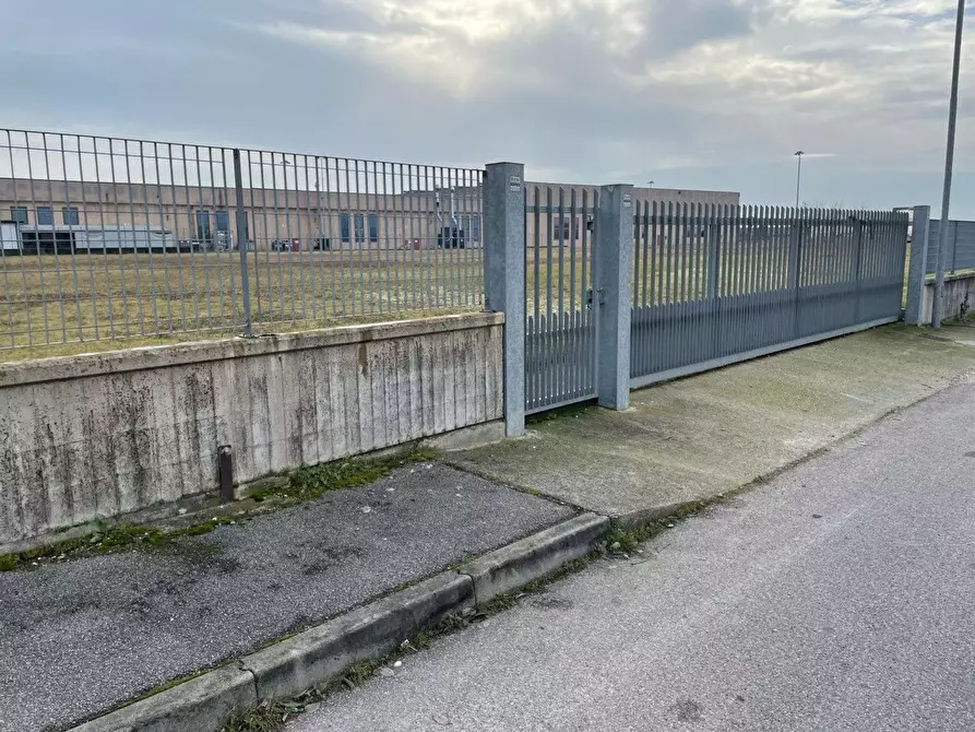 Immagine 4 di Locale commerciale in vendita  in monte alto a Casalmoro