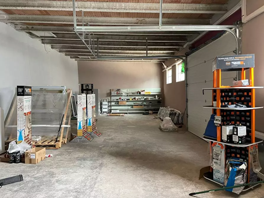 Immagine 3 di Locale commerciale in vendita  in Santa Maria a Calcinato