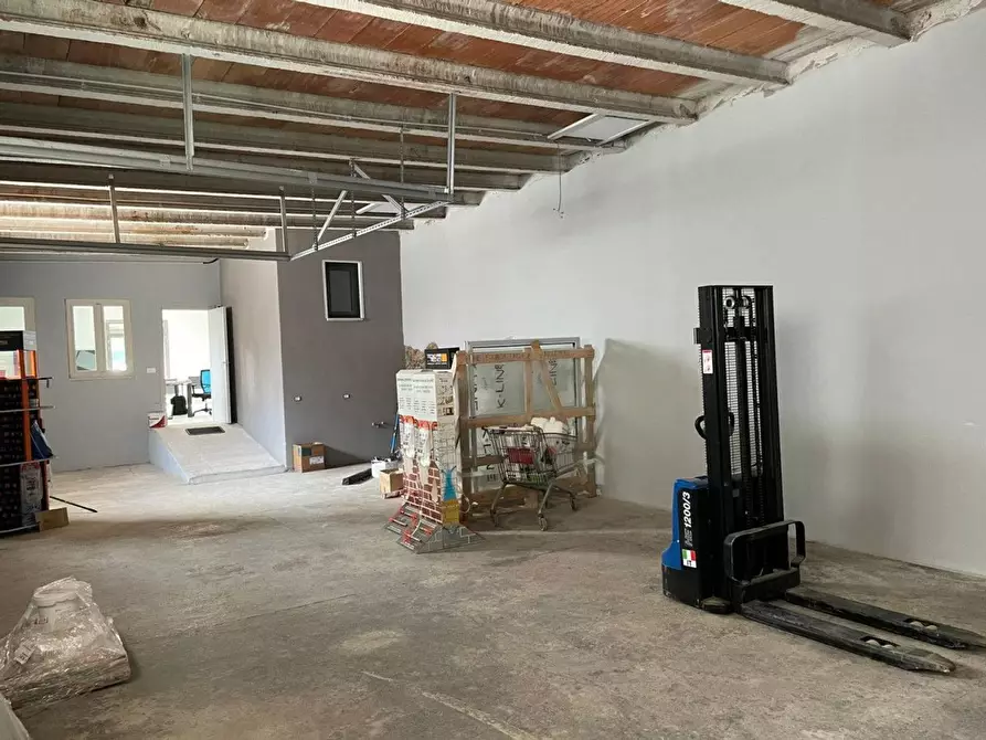 Immagine 13 di Locale commerciale in vendita  in Santa Maria a Calcinato