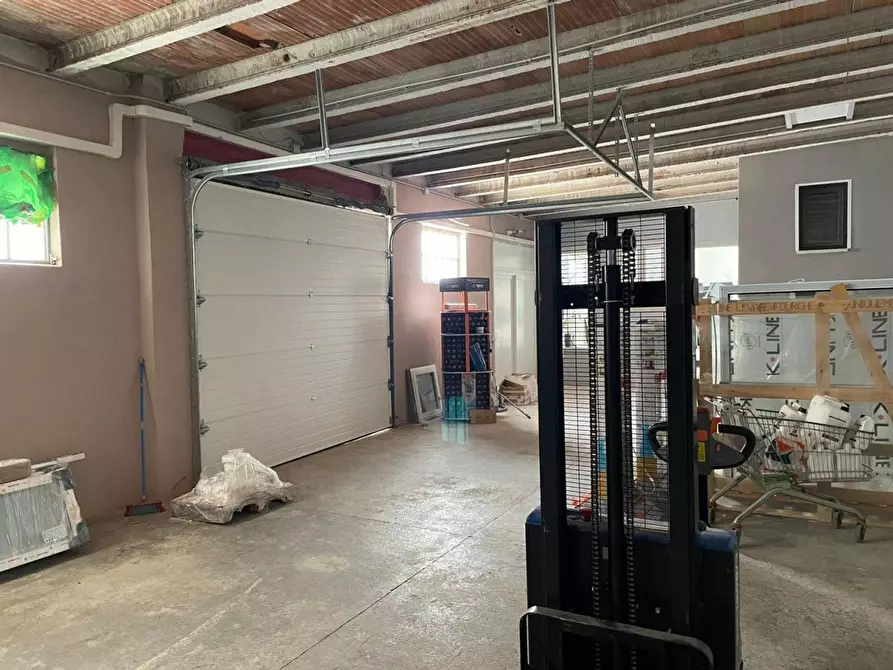 Immagine 15 di Locale commerciale in vendita  in Santa Maria a Calcinato