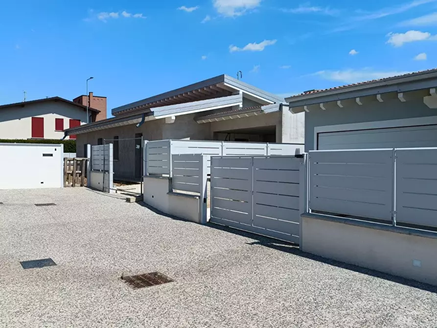 Immagine 2 di Villa in vendita  in pozze a Lonato del Garda