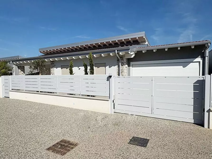 Immagine 11 di Villa in vendita  in pozze a Lonato del Garda