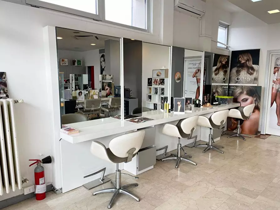 Immagine 4 di Attività commerciale in vendita  in Giosuè Carducci a Castenedolo
