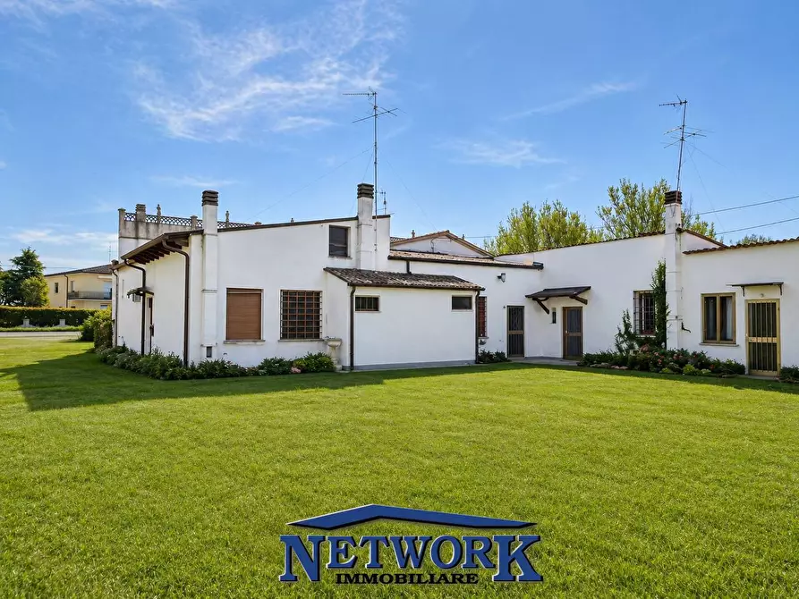 Immagine 15 di Palazzo in vendita  in via cerri a Goito