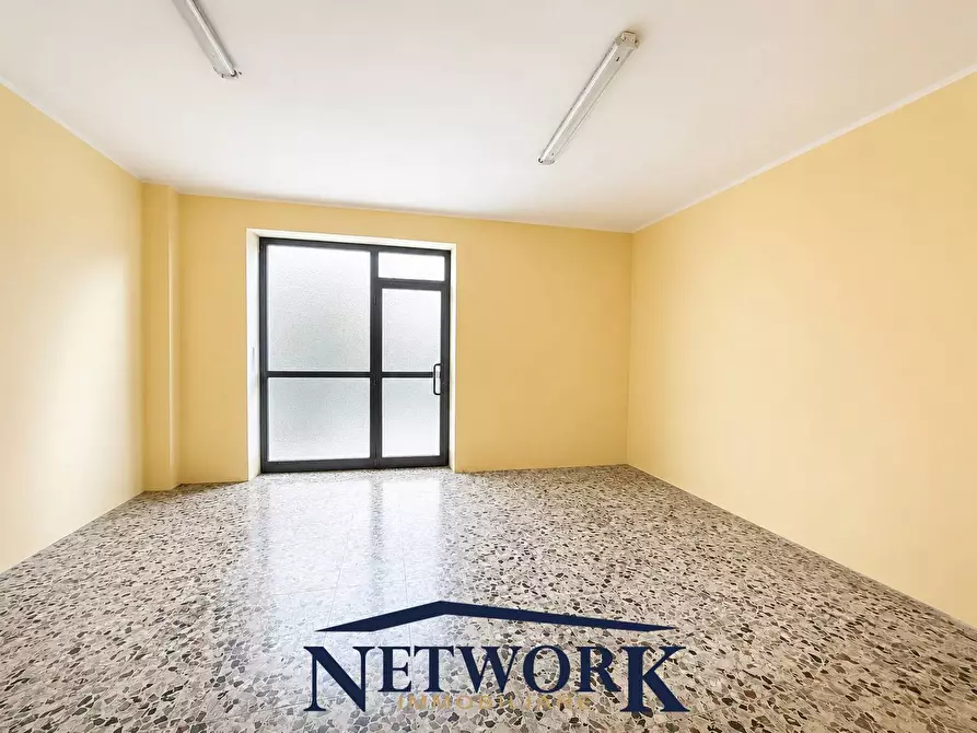 Immagine 2 di Negozio in vendita  in Piazza B. Pezzati Anna 25 a Casalmoro