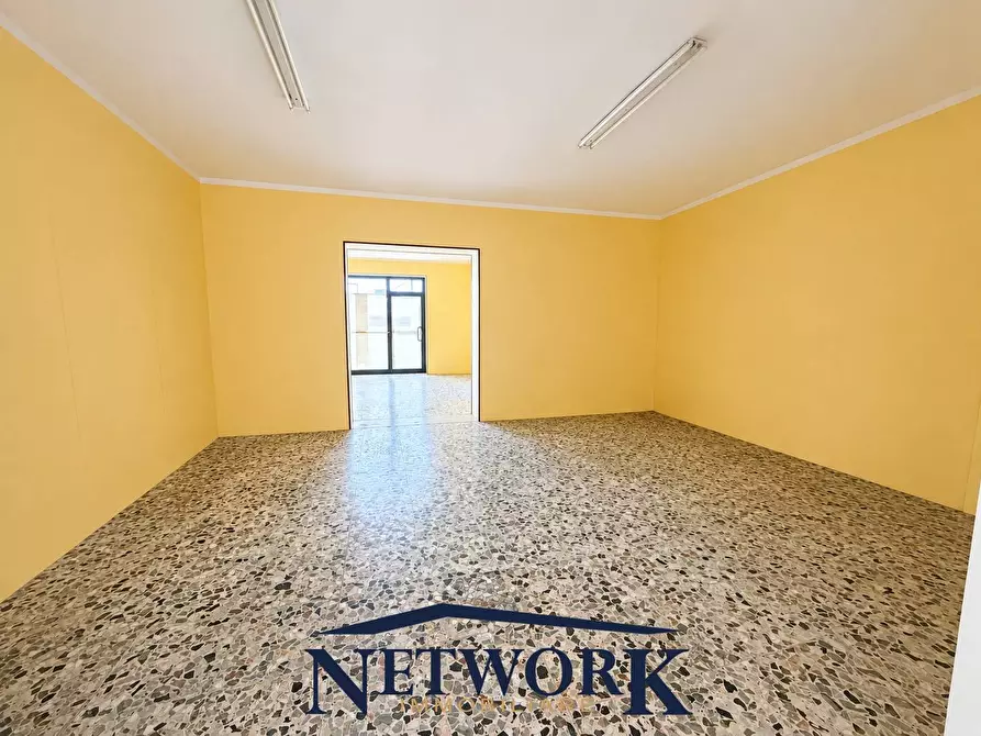 Immagine 4 di Negozio in vendita  in Piazza B. Pezzati Anna 25 a Casalmoro