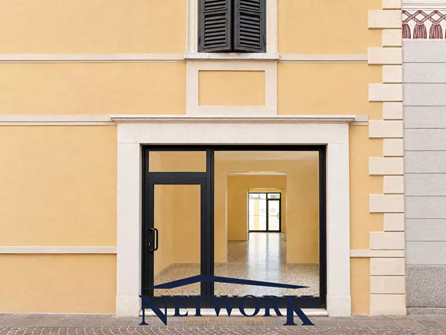 Immagine 1 di Negozio in vendita  in Piazza B. Pezzati Anna 25 a Casalmoro
