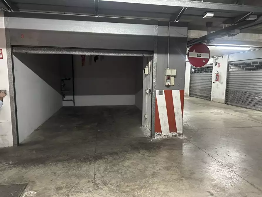Immagine 3 di Box auto in vendita  in VIA SAVERIO LIOCE 57-61-63 a Bari