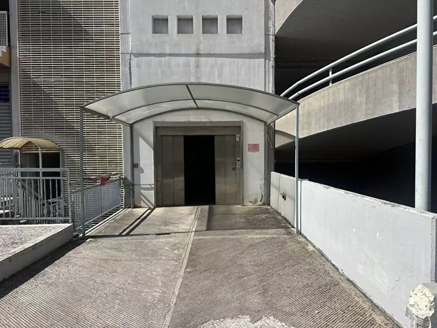 Immagine 6 di Box auto in vendita  in VIA SAVERIO LIOCE 57-61-63 a Bari
