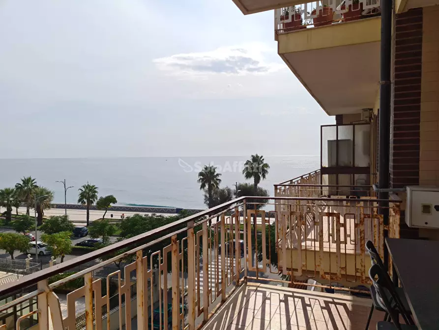 Immagine 1 di Appartamento in affitto  in Via Lungomare Stefano Pugliese a Catanzaro