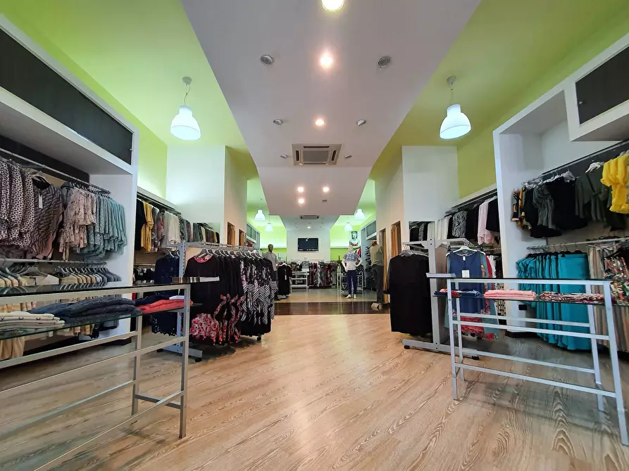 Immagine 4 di Negozio in vendita  in Viale Crotone a Catanzaro