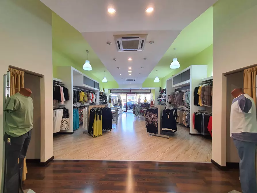 Immagine 2 di Negozio in vendita  in Viale Crotone a Catanzaro