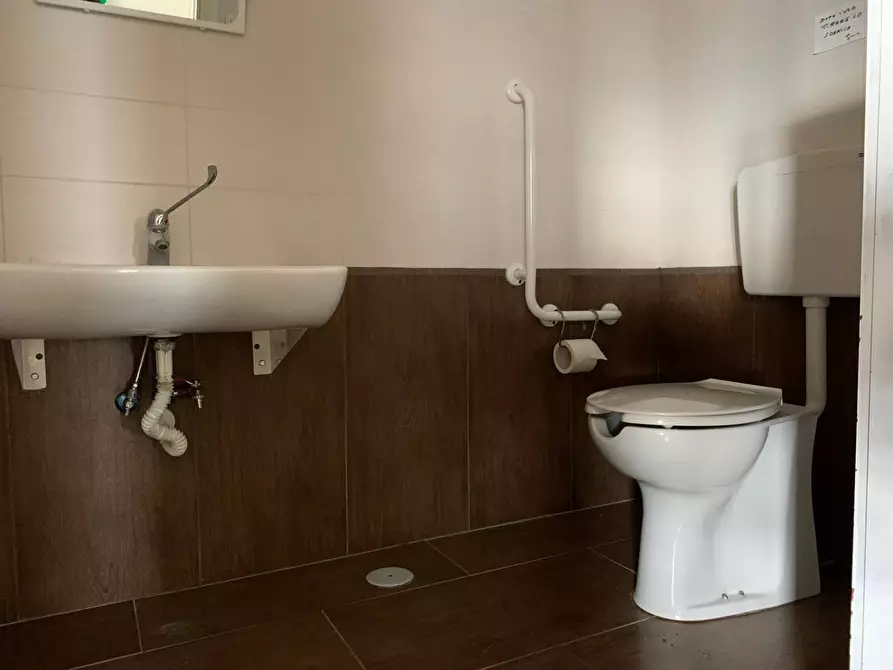 Immagine 4 di Negozio in affitto  in viale Barlaam da Seminara a Catanzaro