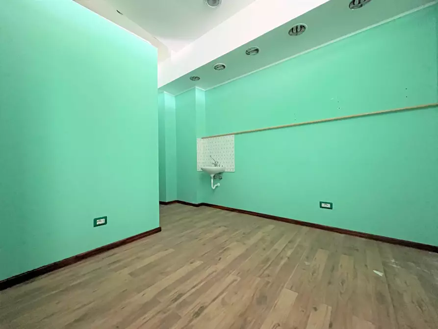 Immagine 2 di Negozio in affitto  in via Mario Greco a Catanzaro