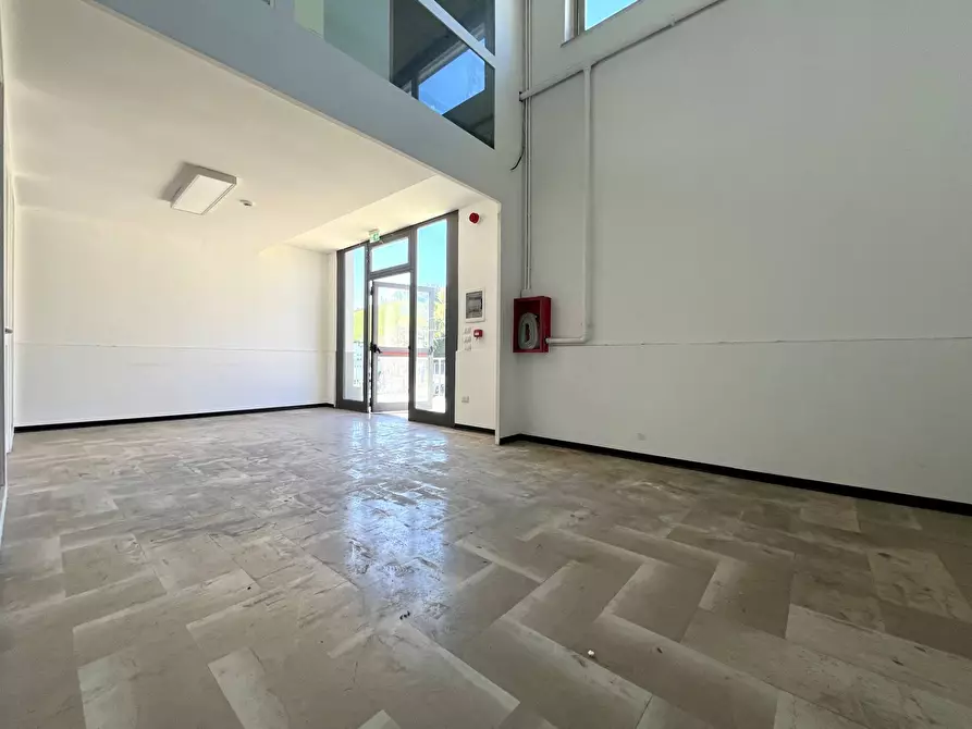 Immagine 3 di Negozio in affitto  in viale Lucrezia della Valle 44 a Catanzaro