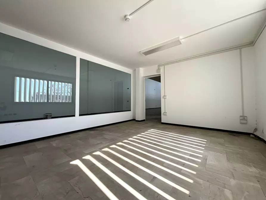 Immagine 8 di Negozio in affitto  in viale Lucrezia della Valle 44 a Catanzaro