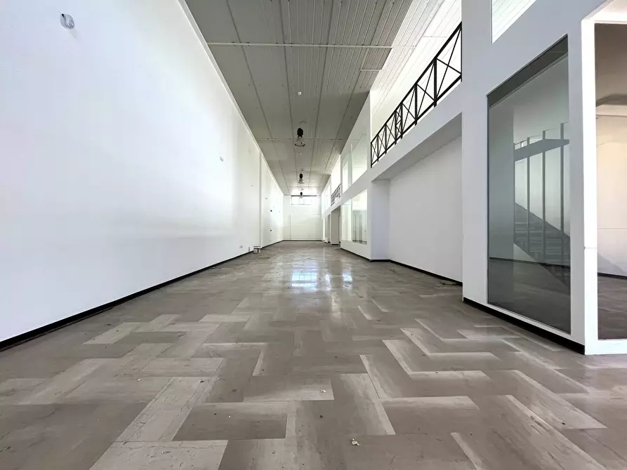 Immagine 16 di Negozio in affitto  in viale Lucrezia della Valle 44 a Catanzaro