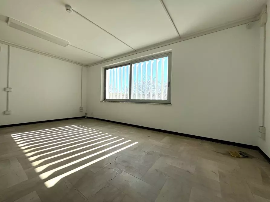 Immagine 9 di Negozio in affitto  in viale Lucrezia della Valle 44 a Catanzaro