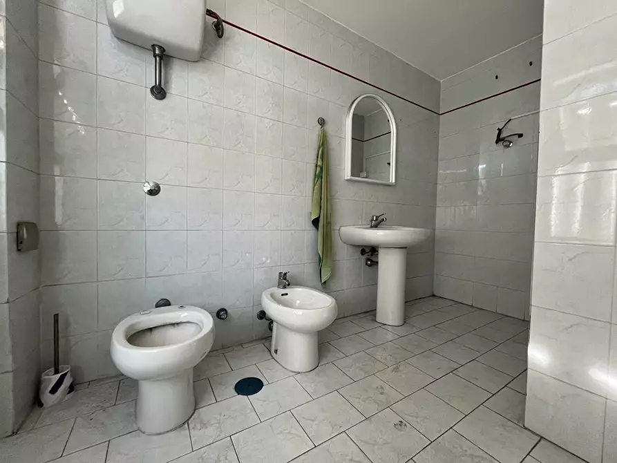 Immagine 17 di Negozio in affitto  in viale Lucrezia della Valle 44 a Catanzaro