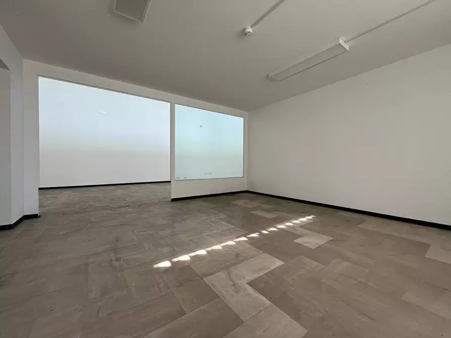 Immagine 12 di Negozio in affitto  in viale Lucrezia della Valle 44 a Catanzaro