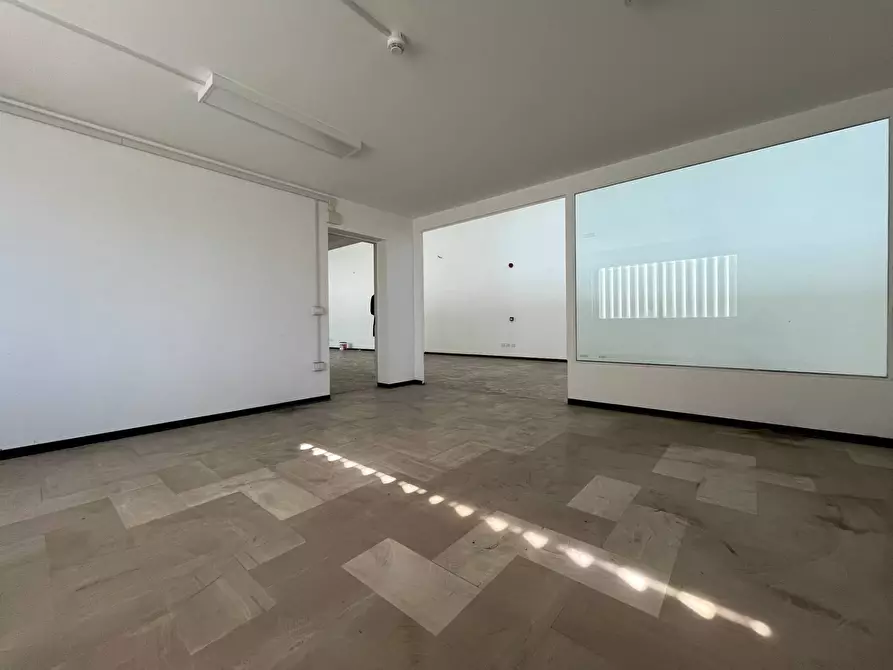 Immagine 13 di Negozio in affitto  in viale Lucrezia della Valle 44 a Catanzaro