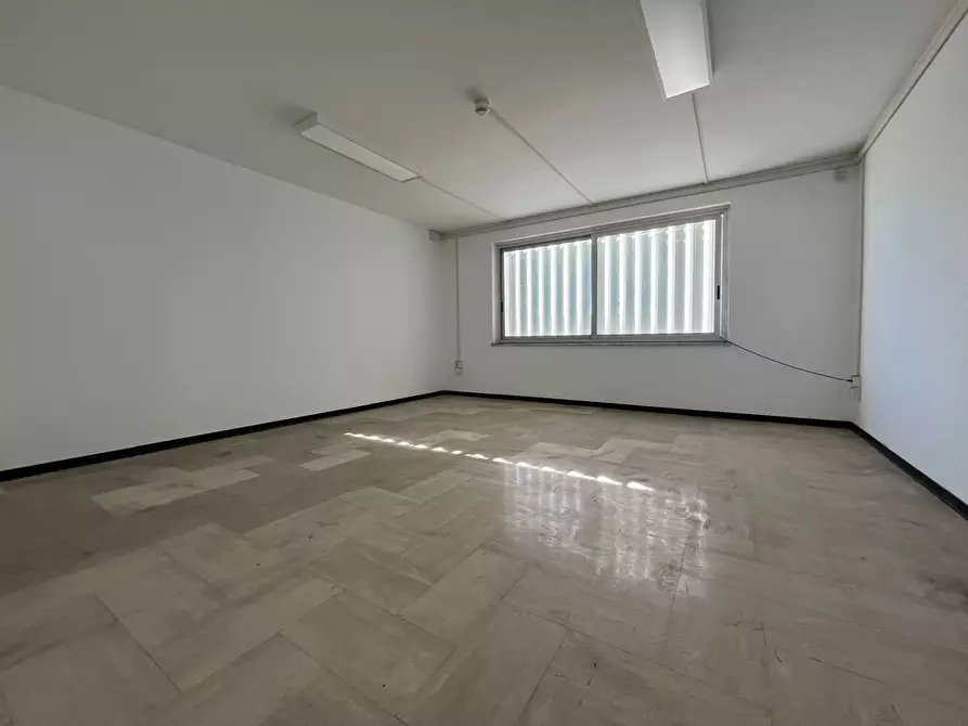 Immagine 15 di Negozio in affitto  in viale Lucrezia della Valle 44 a Catanzaro