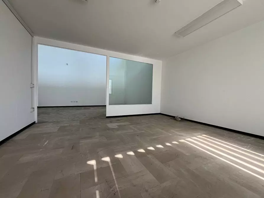 Immagine 14 di Negozio in affitto  in viale Lucrezia della Valle 44 a Catanzaro