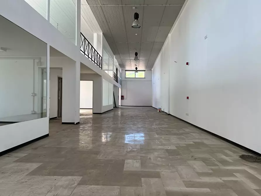 Immagine 5 di Negozio in affitto  in viale Lucrezia della Valle 44 a Catanzaro