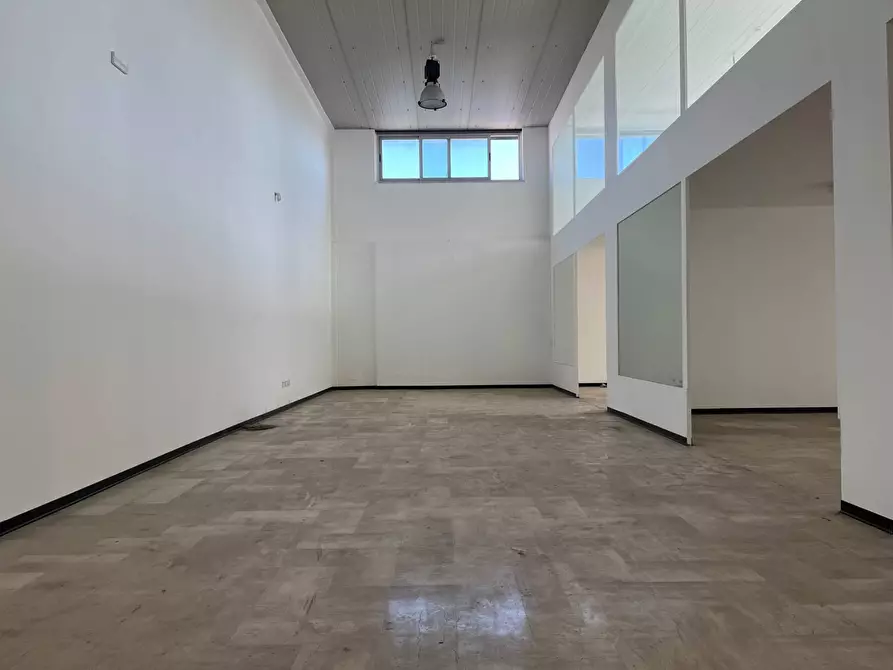 Immagine 6 di Negozio in affitto  in viale Lucrezia della Valle 44 a Catanzaro