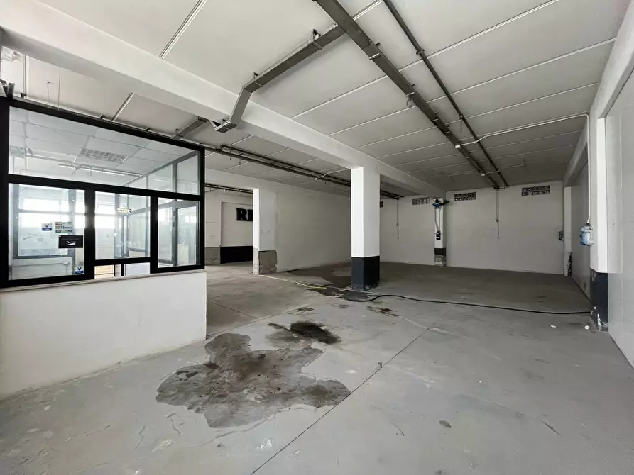 Immagine 11 di Magazzino in affitto  in viale Lucrezia della Valle a Catanzaro