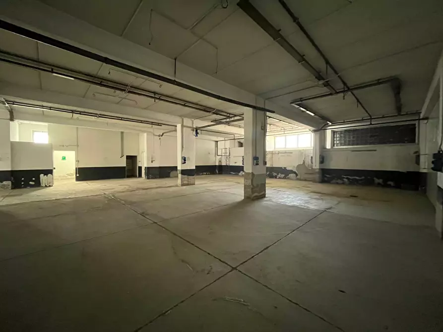 Immagine 8 di Magazzino in affitto  in viale Lucrezia della Valle a Catanzaro