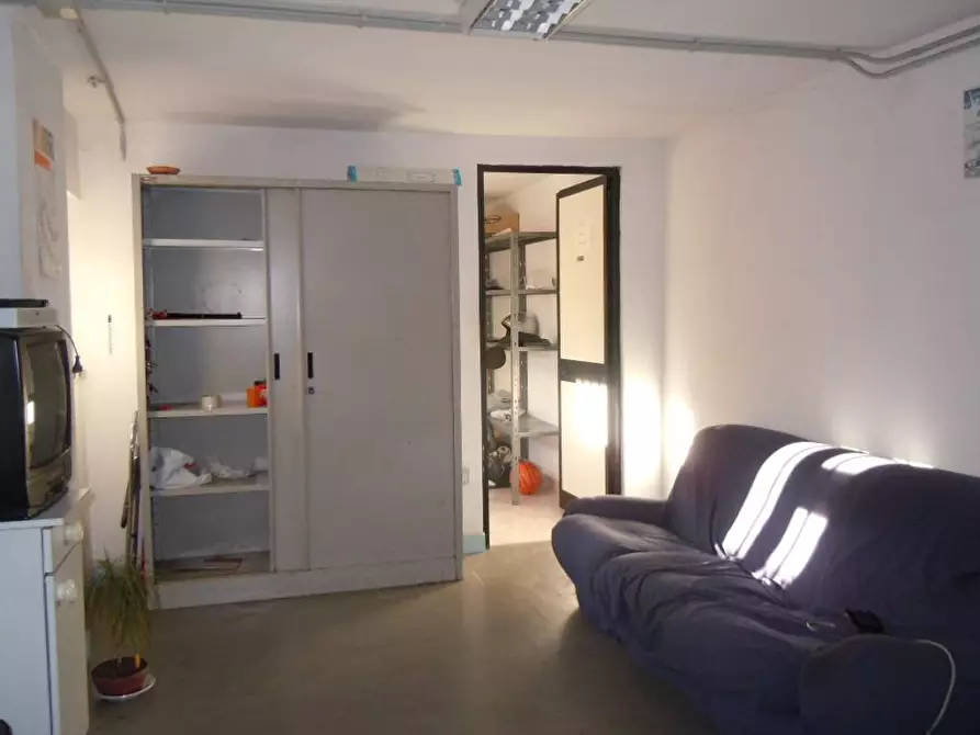 Immagine 4 di Negozio in affitto  in Via F. Caracciolo a Catanzaro