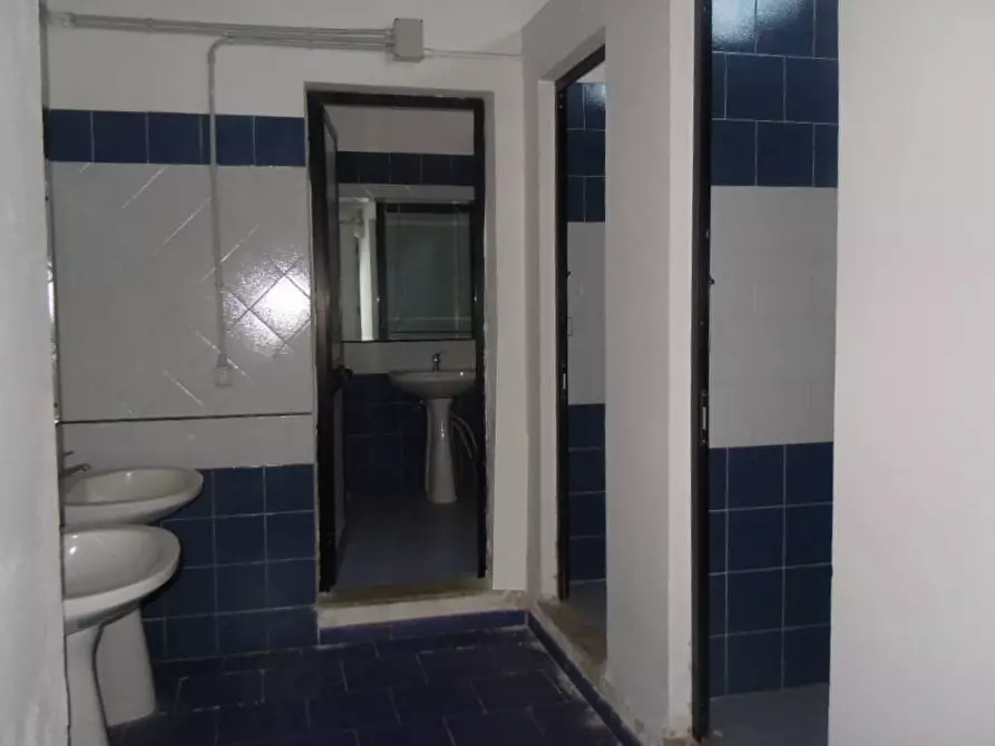 Immagine 7 di Negozio in affitto  in Via F. Caracciolo a Catanzaro