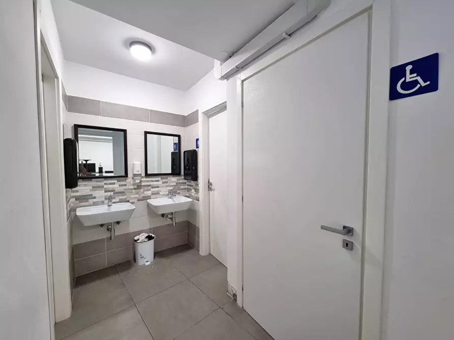 Immagine 6 di Attività commerciale in affitto  in via Alcide De Gasperi a Catanzaro