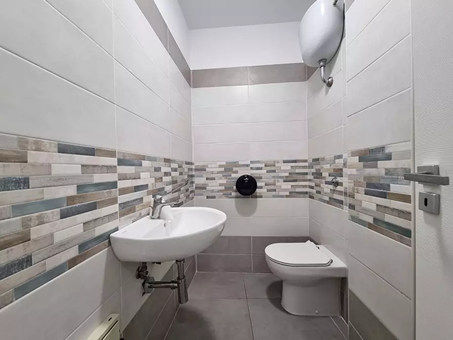 Immagine 7 di Attività commerciale in affitto  in via Alcide De Gasperi a Catanzaro