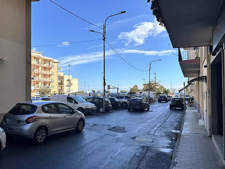 Immagine 3 di Negozio in vendita  in Via Vibo Valentia 11 a Catanzaro