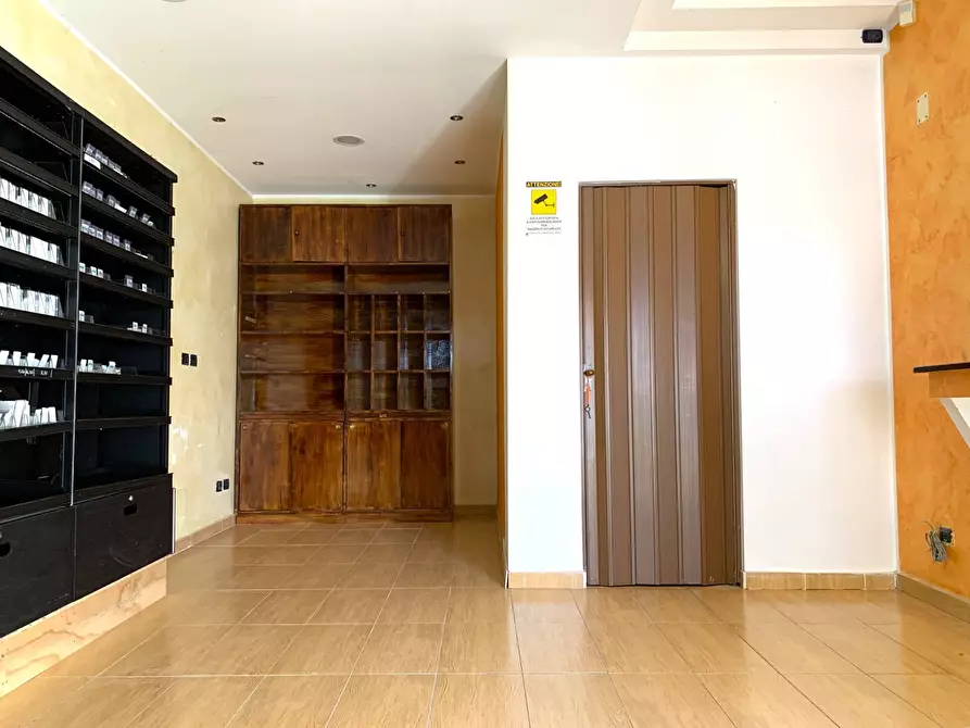 Immagine 2 di Negozio in affitto  in viale dei Bizantini a Catanzaro